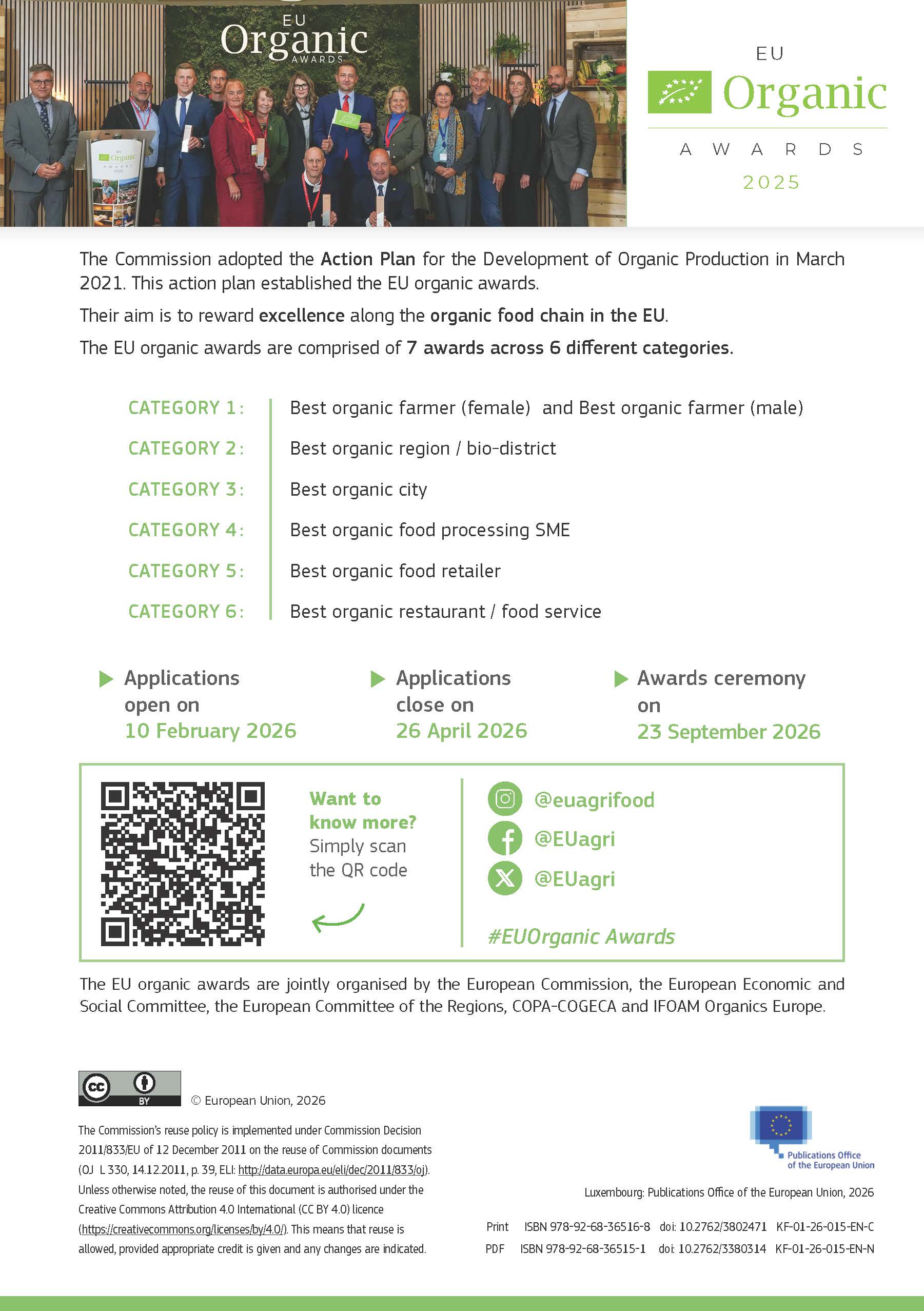 Ulotka &bdquo;EU Organic Awards 2025/2026&rdquo; z informacją o kategoriach nagr&oacute;d w rolnictwie ekologicznym oraz terminach: zgłoszenia od 10 lutego do 26 kwietnia 2026, gala 23 września 2026; zawiera opis konkursu i kod QR.