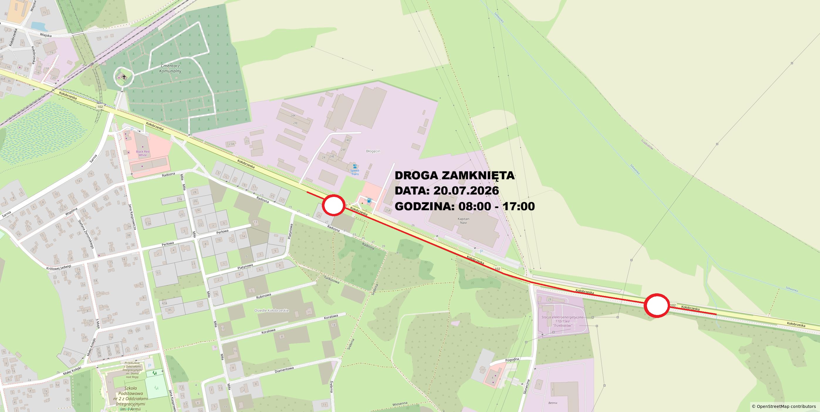 Mapa przedstawia czasowe zamknięcie odcinka ulicy Kołobrzeskiej, stanowiącej część drogi wojewódzkiej nr 102, na wschodnich obrzeżach Trzebiatowa. Zamknięty fragment drogi zaznaczono czerwoną linią, a jego początek i koniec dużymi białymi okręgami z czerwonym obramowaniem. Odcinek rozpoczyna się w rejonie skrzyżowania ulic Kołobrzeskiej i Radosnej, w pobliżu zabudowy mieszkaniowej oraz obszaru przemysłowego Błogęcin, a następnie prowadzi ulicą Kołobrzeską na wschód, obok terenów zielonych i stacji elektroenergetycznej Trzebiatów. Koniec zamkniętego odcinka znajduje się za stacją elektroenergetyczną, na drodze wojewódzkiej nr 102 prowadzącej poza miasto. Umieszczony na mapie komunikat informuje, że droga będzie zamknięta 20 lipca 2026 roku w godzinach od 8:00 do 17:00. W tle widoczne są wschodnia część Trzebiatowa, Cmentarz Komunalny, ulice osiedlowe, zabudowania mieszkalne i przemysłowe, pola oraz tereny leśne. Zamknięcie drogi Trzebiatów