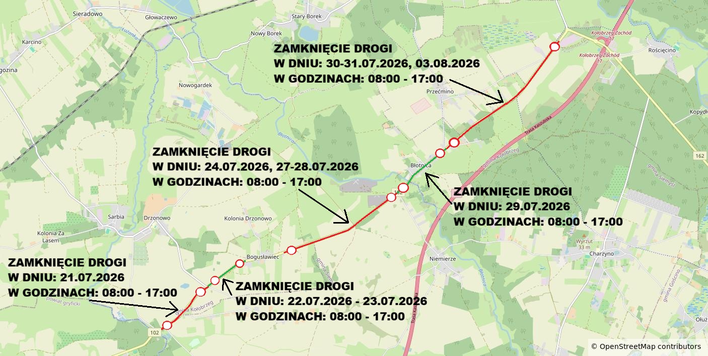 Mapa przedstawia harmonogram czasowego zamykania kolejnych odcink&oacute;w drogi biegnącej od drogi wojew&oacute;dzkiej nr 102, przez okolice miejscowości Bogusławiec, Błotnica i Przęcmino, w kierunku węzła Kołobrzeg Zach&oacute;d. Przebieg drogi zaznaczono czerwoną linią, a granice poszczeg&oacute;lnych zamykanych odcink&oacute;w białymi okręgami z czerwonym obramowaniem. Czarne strzałki wskazują, kt&oacute;rych fragment&oacute;w trasy dotyczą podane terminy. Najbardziej wysunięty na południowy zach&oacute;d odcinek, znajdujący się przy drodze wojew&oacute;dzkiej nr 102, będzie zamknięty 21 lipca 2026 roku w godzinach od 8:00 do 17:00. Kolejny odcinek, prowadzący w kierunku Bogusławca, będzie zamknięty 22 i 23 lipca 2026 roku w godzinach od 8:00 do 17:00. Środkowy fragment trasy, położony pomiędzy okolicami Bogusławca i Błotnicy, będzie zamknięty 24 lipca oraz 27 i 28 lipca 2026 roku w godzinach od 8:00 do 17:00. Następny odcinek, znajdujący się w rejonie Błotnicy i prowadzący w kierunku Przęcmina, będzie zamknięty 29 lipca 2026 roku w godzinach od 8:00 do 17:00. Najbardziej wysunięty na p&oacute;łnocny wsch&oacute;d fragment drogi, prowadzący od okolic Przęcmina w stronę węzła Kołobrzeg Zach&oacute;d, będzie zamknięty 30 i 31 lipca oraz 3 sierpnia 2026 roku w godzinach od 8:00 do 17:00. W tle widoczna jest mapa okolicy z miejscowościami, drogami, terenami leśnymi, polami i ciekami wodnymi.